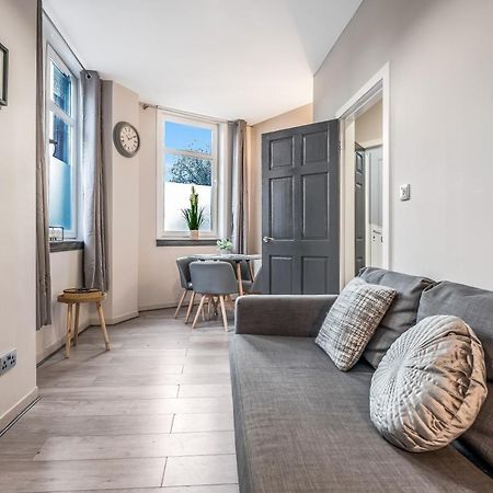 Private Ground Floor Main Door Entrance - Spacious 2 Bedroom Property - The Shore, Leith เอดินบะระ ภายนอก รูปภาพ