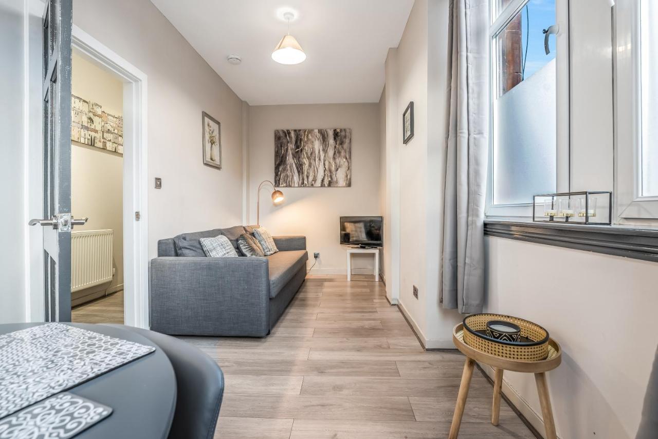 Private Ground Floor Main Door Entrance - Spacious 2 Bedroom Property - The Shore, Leith เอดินบะระ ภายนอก รูปภาพ