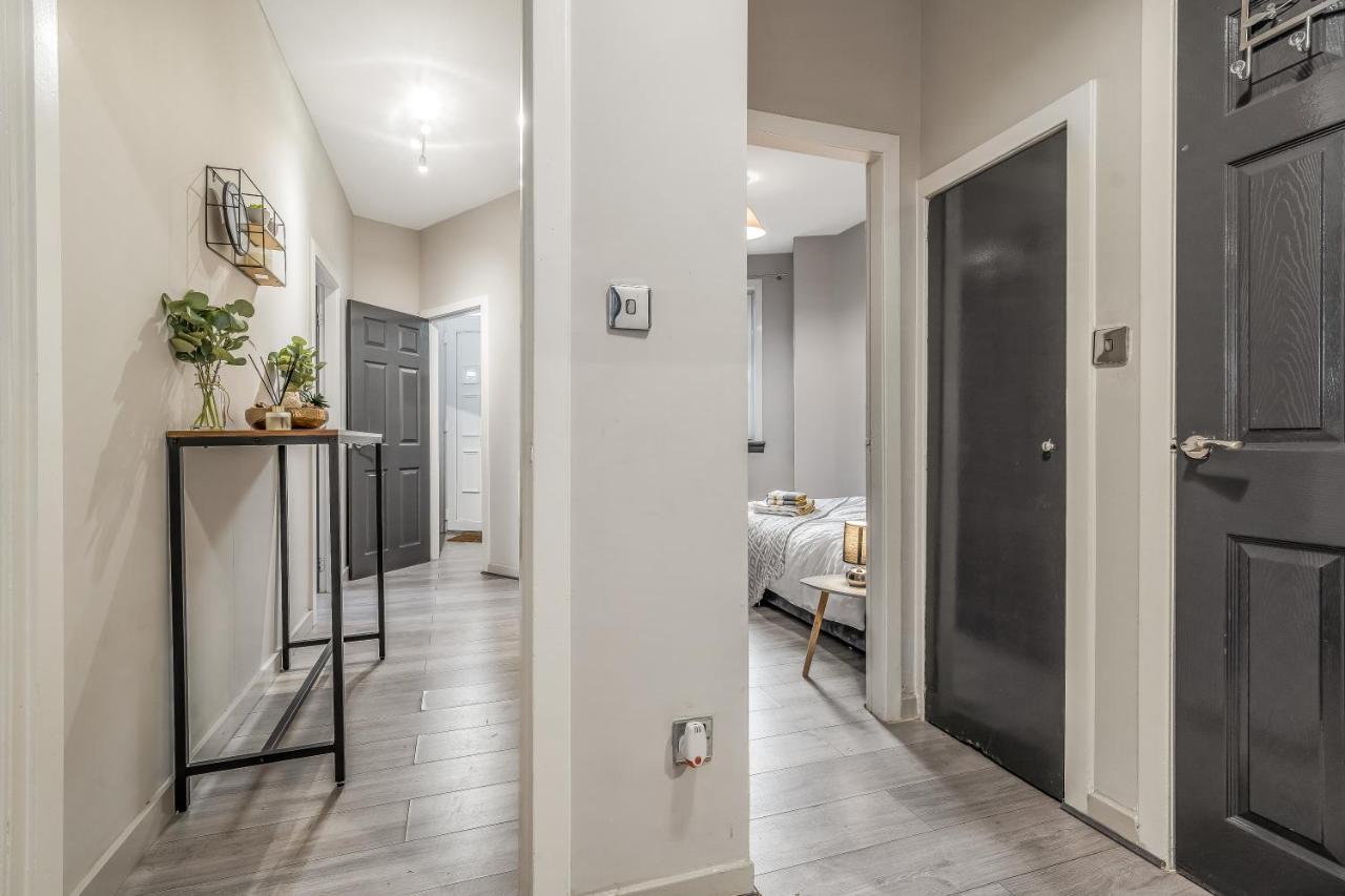 Private Ground Floor Main Door Entrance - Spacious 2 Bedroom Property - The Shore, Leith เอดินบะระ ภายนอก รูปภาพ